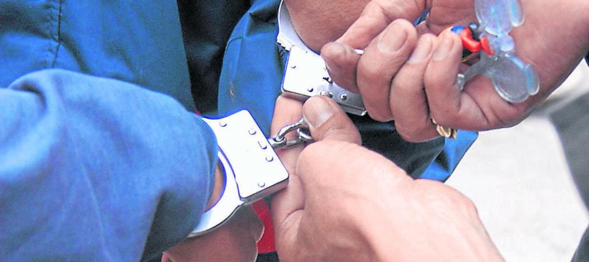 Capturan a un hombre que golpeaba a su esposa en plena calle de Cali
