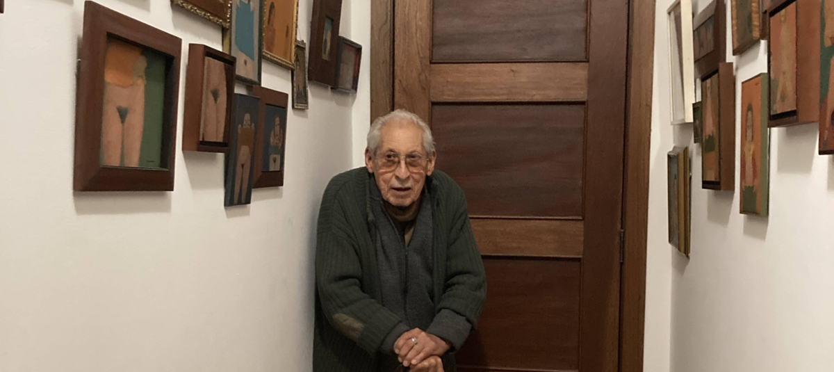 Antonio Samudio no para de trabajar. Y aquí está en uno de los lugares míticos de su casa: el ‘Callejón de las delicias’.