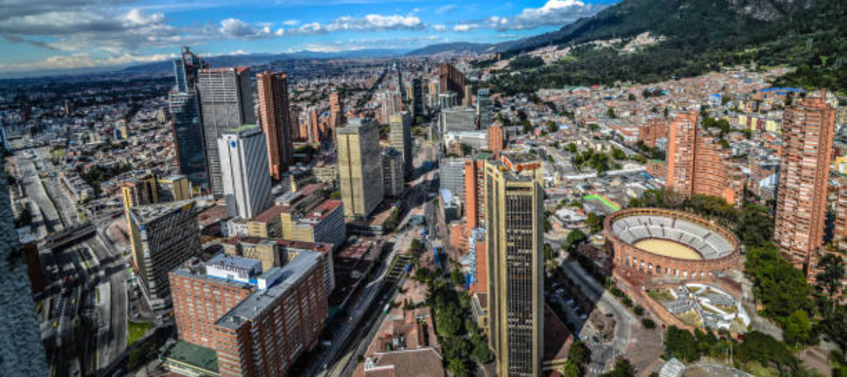Vista de gran angular de Bogotá, capital de Colombia.