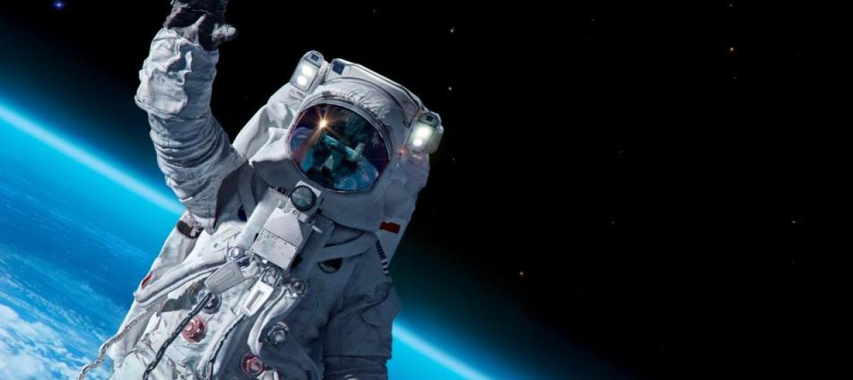 traje espacial en el espacio