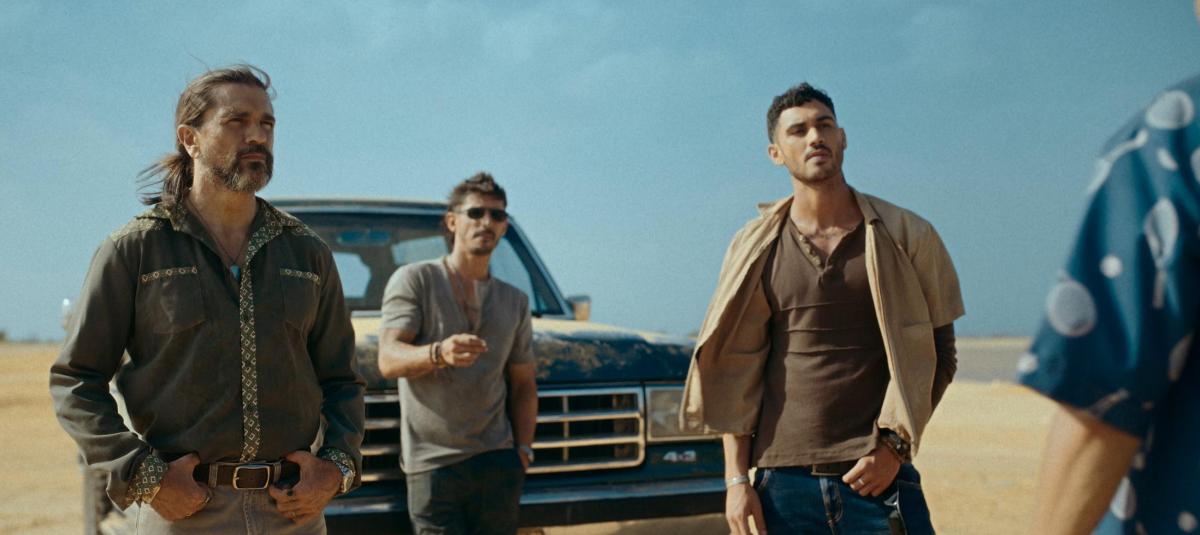 Juanes (izquierda), interpreta a Moisés Estrada, el líder de un clan dedicado al contrabando de gasolina.