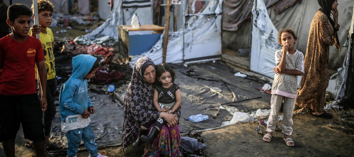 Palestinos junto a sus tiendas de campaña destruidas en un campamento para desplazados internos en las instalaciones del Hospital al-Aqsa.