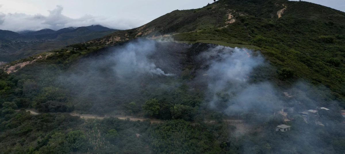 Voraz incendio en el cerro de las Tres Cruces de Cali.