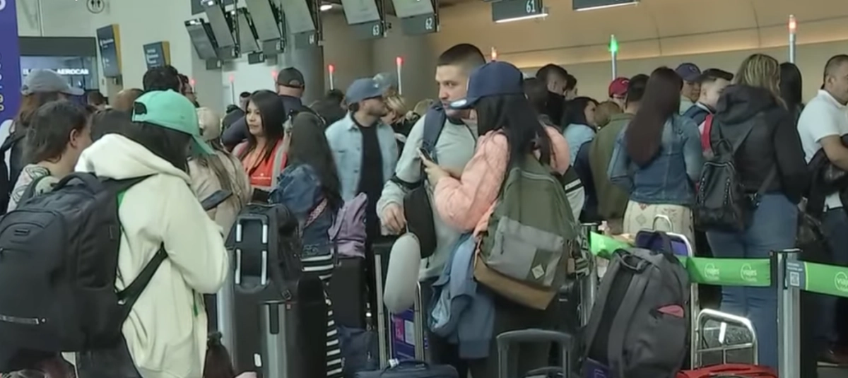 Pasajeros estuvieron más de 12 horas varados en el aeropuerto El Dorado ...