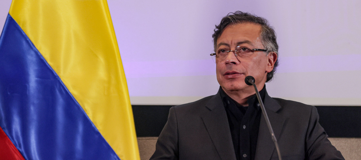 Presidente Gustavo Petro denuncia intento de asesinato en su contra  mientras viajaba en helicóptero hacia Córdoba: 'Estaba escapando de que me  maten'