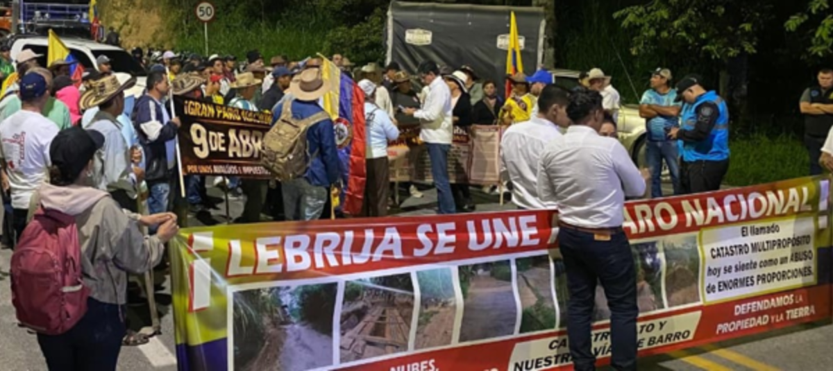 Suspenden bloqueos de vías en Santander tras diálogo, pero el paro por el aumento del predial continúa a la espera de decisiones del Gobierno