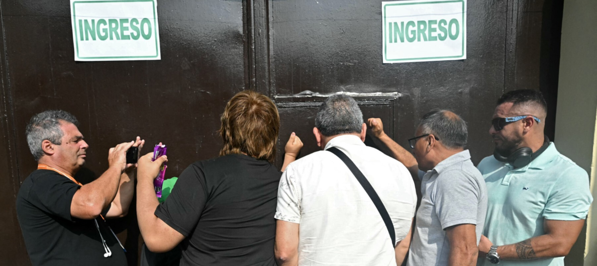 Fiscalía de Perú abre investigación por caos y retrasos en los puestos de votación durante las elecciones generales