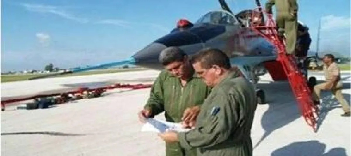 Imagen compartida por el Departamento de Justicia de EE. UU. de los pilotos cubanos acusados, junto al expresidente Raúl Castro, por el derribo en 1996 de aviones de Hermanos al Rescate
