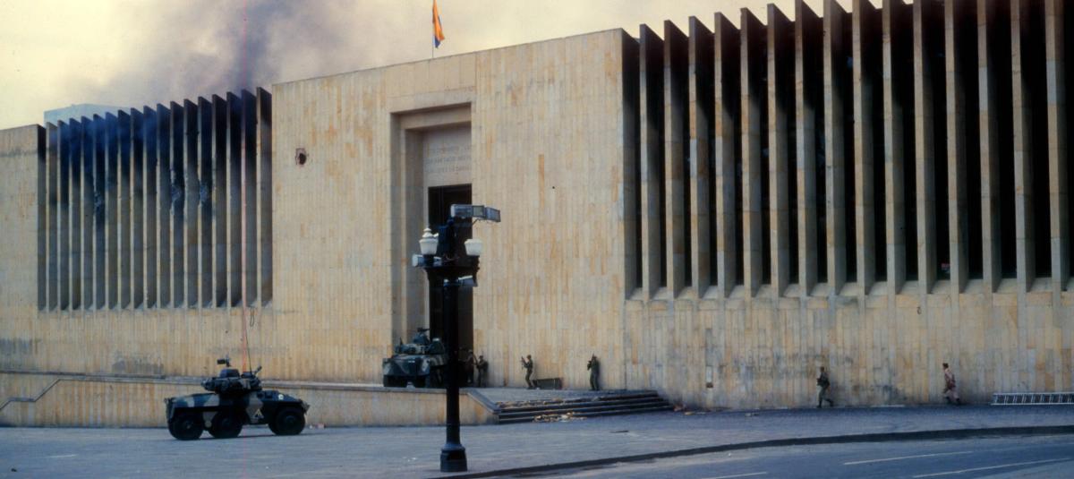 Escenas de la  toma realizada por la guerrilla del M-19 al
Palacio de Justicia el 6 de Noviembre de 1985 en Bogot??.