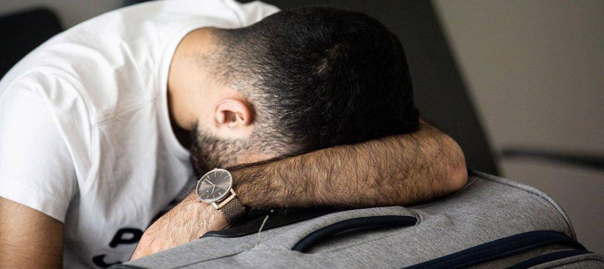 Ambiente interior con luz de mediodía que transmite bajón de energía