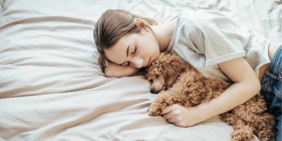 es bueno dormir con tu perro