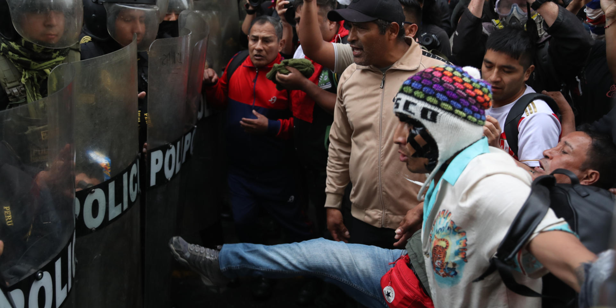Marcha de la Generación Z en Lima contra el gobierno de Dina Boluarte y Congreso termina con disturbios, heridos y un detenido tras represión policial