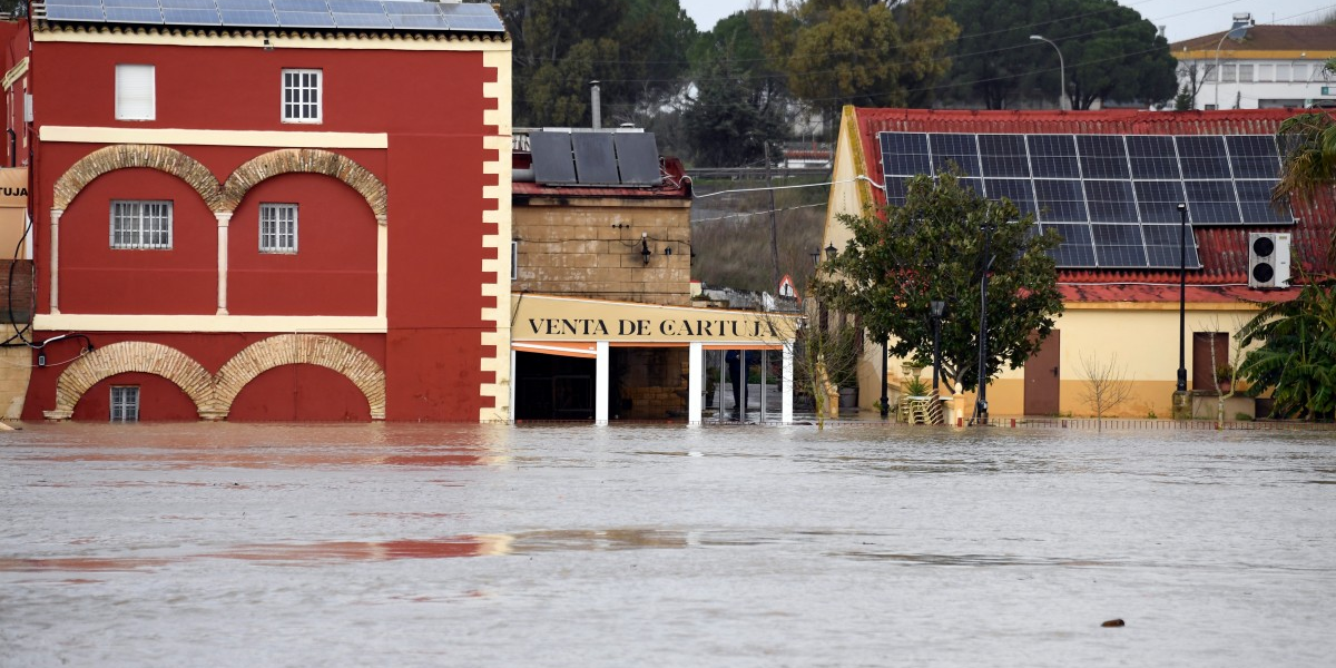 Alerta máxima en España y Portugal por las intensas lluvias durante la  borrasca Leonardo: miles de personas han sido evacuadas