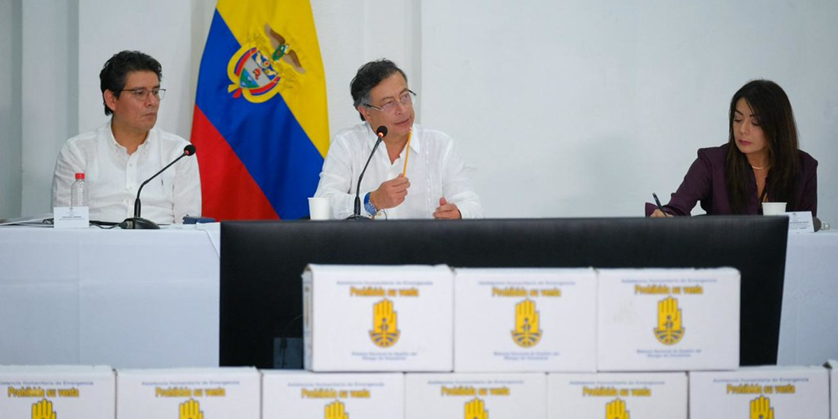 La controversia por la foto de alcaldes cordobeses que esperaban sentados en el suelo para hablar con el presidente Gustavo Petro