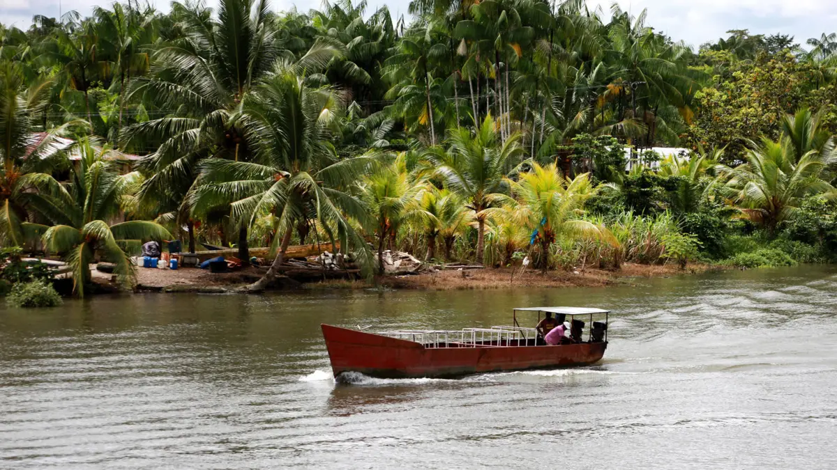 ¿Cómo se entiende la relación de Colombia con sus ríos en pesca, transporte y cultura?