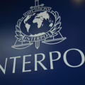 Logotipo de Interpol.