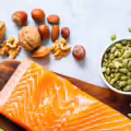El Omega 3 es un ácido graso saludable que está presente en alimentos como el salmón y ciertos vegetales. Este ácido ayuda a mejorar la comunicación entre las zonas del cerebro que manejan el ánimo y la conducta.