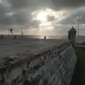 Frente al Cordón amurallado de Cartagena está prohibido que los bañistas ingresen al mar.