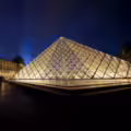 Vista de la pirámide de cristal en la entrada al Museo del Louvre, convertida en uno de los íconos indiscutidos de Francia, así como de su capital.