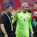 Luis Fernando Suárez (izq.) celebra con Keylor Navas (der.) la clasificación de Costa Rica a Catar 2022.