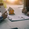 Todo trabajador debe pagar a sus trabajadores una prima de servicios legales.