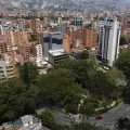 El barrio Laureles nació en 1942 únicamente con tres casas y en sus inicios fue construido para la clase obrera. Poco más de ocho décadas después, este sector en el centro-occidente de Medellín es uno de los más reconocidos y tradicionales de la ciudad y, recientemente, fue elegido como el ‘barrio más cool del mundo’ según la empresa británica de medios y hostelería Time Out.