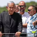 El primer ministro israelí, Benjamín Netanyahu, visita el lugar de una estampida nocturna durante una reunión religiosa ultraortodoxa