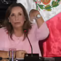 Boluarte enseñó su reloj para demostrar que usa complementos de bajo costo.