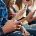 ¿Llegó la hora de revaluar el uso de celulares y redes sociales en colegios?
