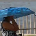Las altas temperaturas obligan a los barranquilleros a sacar las sambrillas.