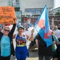 Una partidaria del partido de extrema derecha AfD sostiene un cartel que dice