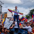 La líder opositora venezolana, María Corina Machado (c), participa de un recorrido político en Guanare, estado Portuguesa (Venezuela).