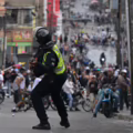 Policía antidisturbios utiliza gases lacrimógenos contra manifestantes durante una protesta en el barrio de Catia, en Caracas.