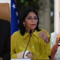 Jorge Rodríguez, Delcy Rodríguez y Nicolás Maduro.