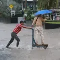 Las lluvias en Barranquilla afectan la moviidad de las personas.