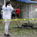 Cali, Colombia 08 noviembre 2024
Dos atentados terroristas, en menos de 10 horas, sacudieron la tranquilidad de los habitantes de Jamundí en el Valle del Cauca. El último se presentó a pocas cuadras del Hospital Piloto, donde una motobomba, al paso de una patrulla de la Policía, dejó 15 personas heridas y decenas de viviendas afectadas. La noche anterior otro artefacto explotó en el barrio Ciro Velasco dejando una mujer herida. La alcaldesa del municipio le sigue insistiendo al Gobierno Nacional que la escuche y aumente la capacidad tecnológica, ya que hace muchos meses vienen pidiendo cámaras de seguridad, entre otros y no han habido respuestas. Las disidencias de las Farc estarían tras esta escalada terrorista. Crédito: CEET Fotógrafo: JUAN PABLO RUEDA