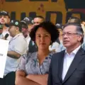 El concejal Alejandro De Bedout presentó una queja contra el presidente Gustavo Petro ante la Comisión de Investigación y Acusación de la Cámara por el 'tarimazo' de Medellín.