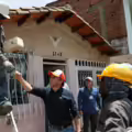 El alcalde de Cali, Alejandro Eder, en la zona afectada por el camión bomba del 21 de agosto.