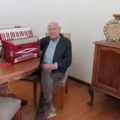 A los 92 sigue firme tocando melodías con su gran compañero y refugio después de la muerte de su esposa