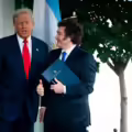 El presidente estadounidense Donald Trump y el presidente argentino Javier Milei, frente a la Casa Blanca el martes 14 de octubre de 2025.