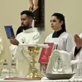 Sacerdote con feligrés.