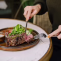 ¿Cuándo echarle la sal a la carne al asarla? Carnicero explica la técnica definitiva para un mejor sabor