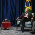 El presidente de Brasil, Luiz Inácio Lula da Silva (der.), conversa con el presidente de Estados Unidos, Donald Trump, durante una reunión bilateral en cumbre de la Asociación de Naciones del Sudeste Asiático (Asean).