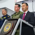 El ministro de Defensa, Iván Velásquez, acompañado de a cúpula de la Fuerza Pública.