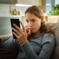 Facebook e Instagram están hechos para volvernos adictos, según estudio europeo