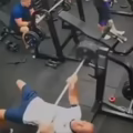 El momento fue captado por l acámara de seguridad del gimnasio.