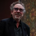 Tim Burton, de 67 años de edad, se formó como cineasta especializado en animación en CalArts, la escuela patrocinada por Disney.