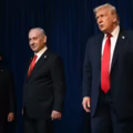 El presidente estadounidense Donald Trump (der.) y el primer ministro israelí Benjamin Netanyahu (centro).