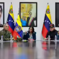 Delcy Rodríguez (centro) junto al ministro de Defensa, Vladimir Padrino (segundo a la izquierda), y el ministro de Relaciones Interiores, Diosdado Cabello (segundo a la derecha).