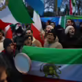 Manifestantes contra el régimen iraní ondean la bandera iraní, antes de la revolución de 1979, con los emblemas del León y el Sol, durante una concentración frente a la Embajada de Irán, en el centro de Londres, el 9 de enero de 2026.